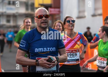 Kaiserslautern, Germania. 16 maggio 2024. Partecipante alla gara del team Amazon Kaiserslautern GmbH dopo aver superato il traguardo. La serie di corse aziendali B2RUN si svolge in 18 città tedesche tra maggio e settembre. L'obiettivo di questo evento sportivo è promuovere la salute e costruire lo spirito di squadra tra i dipendenti, divertendosi. Crediti: Gustav Zygmund/Alamy Foto Stock