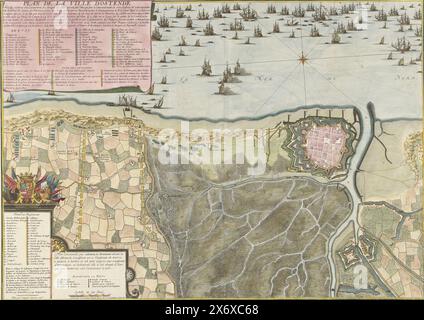 Assedio di Ostenda, 1706, Plan de la ville d'Ostende (titolo oggetto), Mappa dell'assedio di Ostenda da parte degli Alleati al comando di Hendrik van Nassau, signore di Ouwerkerk, assediata dal 17 giugno, catturata il 6 luglio 1706. In alto a sinistra un cartiglio con il titolo e la leggenda 1-57 in francese. In basso a sinistra un cartiglio con una lista dei reggimenti che presero parte all'assedio con lo stemma di Hendrik van Nassau, signore di Ouwekerk in alto e un bastone in basso a destra: Eschelle de 300 Toises., stampa, stampatore: Jacobus Harrewijn, (menzionato sull'oggetto), C. Hoppach, (menzionato sull'oggetto), editore Foto Stock