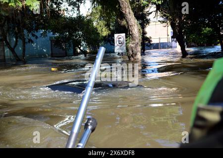 16 maggio 2024, Porto Alegre, Rio grande do sul, Brasile: Porto Alegre (RS), 05/16/2024 Ã¢â‚¬' PIOGGIA/TEMPO/INONDAZIONE/RS Ã¢â‚¬' record dei danni causati dalle inondazioni nei quartieri di Navegantes e Anchieta, nella zona nord della città di Porto Alegre, questo giovedì (15). Molti veicoli sono stati abbandonati su strade completamente allagate e gli animali vengono salvati e curati quotidianamente dai volontari. L'aeroporto internazionale Salgado Filho è temporaneamente chiuso in quanto la pista non offre condizioni per le operazioni degli aeromobili. (Foto: Marcelo Oliveira/Thenews2/Zumapress) (immagine di credito: © Marcelo Oliveira/TheNEWS2 vi Foto Stock