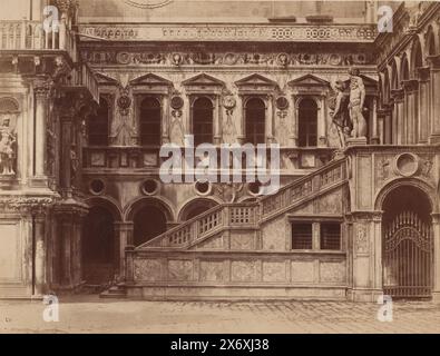 Cortile del Palazzo Ducale a Venezia, Italia, fotografia, Carlo Ponti, (attribuito a), Venezia, 1858 - 1875, cartone, stampa albume, altezza, 320 mm x larghezza, 479 mm Foto Stock