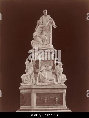 Monumento a Camillo Cavour in Piazza Carlo Emanuele II a Torino, Italia, Piazza Carlo Emanuele II - Monumento a Camillo Cavour; Giovanni Dupré (titolo sull'oggetto), Torino (titolo della collana sull'oggetto), fotografia, Giacomo Brogi, (attribuito a), editore: Edizione Brogi, (attribuito a), dopo la scultura di: Giovanni Dupré, (menzionato sull'oggetto), Turijn, editore: Firenze, 1873 - 1881, cartone, stampa albume, altezza, 445 mm x larghezza, 318 mm Foto Stock