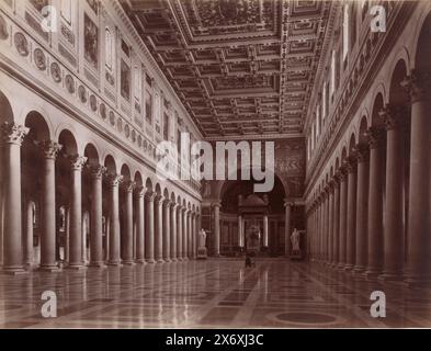 Interno di San Paolo fuori le Mura a Roma, Italia, interno della Basilica di S. Paolo fuori le mura (titolo sull'oggetto), Roma (titolo della collana sull'oggetto), fotografia, Carlo Brogi, editore: Edizione Brogi, (menzionato sull'oggetto), Firenze, 1881 - 1900, cartone, stampa albume, altezza, 317 mm x larghezza, 445 mm Foto Stock