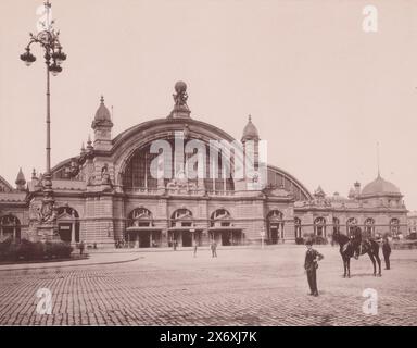 Statua equestre sul piedistallo dell'imperatore Guglielmo i, Francoforte sul meno, Germania, statua equestre sul piedistallo dell'imperatore Guglielmo i, Francoforte sul meno, Germania. Lo scultore fu Clemens Buscher (1855-1916), che realizzò la statua nel 1896. Nella seconda guerra mondiale fu distrutto e fuso., fotografia, anonima, c. 1875 - c. 1900, supporto fotografico, collotipo, altezza, 274 mm, larghezza, 202 mm, altezza, 330 mm, larghezza, 490 mm Foto Stock