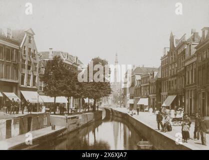 Vista sulla strada con canale a Leeuwarden, fotografia, anonimo, Leeuwarden, 1890 - 1910, supporto fotografico, altezza, 122 mm x larghezza, 170 mm, altezza, 144 mm x larghezza, 198 mm Foto Stock