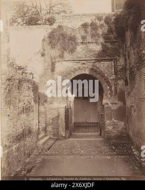 Puerta de la Justicia nell'Alhambra di Granada, Granada, Alhambra, Puerta de Justicia (titolo sull'oggetto), Fotografia, Señan y Gonzalez, (menzionato sull'oggetto), Granada, 1880 - 1900, carta, stampa albume, altezza, 370 mm x larghezza, 305 mm Foto Stock