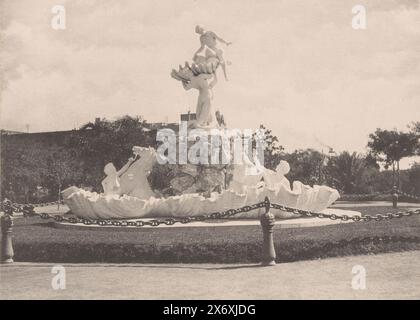 Fontana delle Nereidi a Buenos Aires, Fuente Lola Mora, Paseo de Julio (titolo sull'oggetto), stampa fotomeccanica, anonima, dopo scultura di: Lola Mora, (menzionato sull'oggetto), Buenos Aires, 1904 - 1905, carta, collotipo, altezza, 167 mm x larghezza, 227 mm, altezza, 259 mm x larghezza, 332 mm Foto Stock