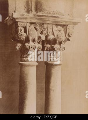 Particolare di un capitello nel chiostro della cattedrale di Monreale, Monreale, Chiostro, capitello e colonna (titolo sull'oggetto), fotografia, Giuseppe Incorpora, (menzionato sull'oggetto), Monreale, 1856 - 1914, carta, stampa albume, altezza, 253 mm x larghezza, 191 mm Foto Stock