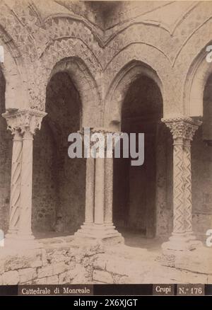 Cortile del Duomo di Monreale, Cattedrale di Monreale (titolo sull'oggetto), fotografia, Giovanni Crupi, (menzionato sull'oggetto), Monreale, 1865 - 1875, carta, stampa albume, altezza, 232 mm x larghezza, 168 mm Foto Stock