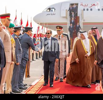 Manama, Bahrein. 15 maggio 2024. Ricevere il presidente egiziano Abdel Fattah al-Sisi (L) a Manama, in Bahrein, giovedì 16 maggio 2024, davanti alla 33a Lega araba. Foto di Bahrain News Agency (BNA)/UPI. Crediti: UPI/Alamy Live News Foto Stock