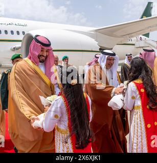 Manama, Bahrein. 16 maggio 2024. Ricevere il principe ereditario dell'Arabia Saudita Mohammed bin Salman a Manama, in Bahrein, giovedì 16 maggio 2024, davanti alla 33a Lega araba. Foto di Bahrain News Agency (BNA)/UPI Credit: UPI/Alamy Live News Foto Stock