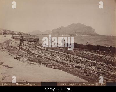 Vista di Monte Pellegrino da Palermo, Palermo, Monte Pellegrino (titolo sull'oggetto), fotografia, Giovanni Crupi, (menzionato sull'oggetto), Palermo, 1865 - 1875, carta, stampa albume, altezza, 168 mm x larghezza, 222 mm Foto Stock