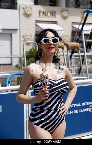 Cannes, Francia. 16 maggio 2024. Una stella posa di fronte al Palazzo del Festival durante il Festival Internazionale di Cannes il 16 maggio 2024 a Cannes, in Francia. Crediti: Bernard Menigault/Alamy Live News Foto Stock