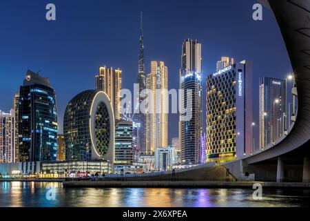 Dubai, Emirati Arabi Uniti - 15 febbraio 2024: Vista dello skyline del Burj Khalifa di Dubai, l'edificio più alto del mondo Downtown di notte a Dubai, United A. Foto Stock