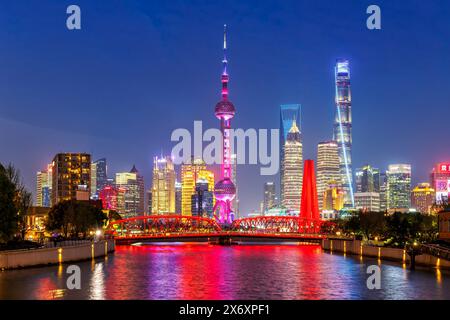 Shanghai, Cina - 10 aprile 2024: Skyline di Shanghai al Bund con Oriental Pearl Tower Downtown di notte a Shanghai, Cina. Foto Stock