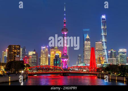 Shanghai, Cina - 10 aprile 2024: Skyline di Shanghai al Bund con Oriental Pearl Tower Downtown di notte a Shanghai, Cina. Foto Stock