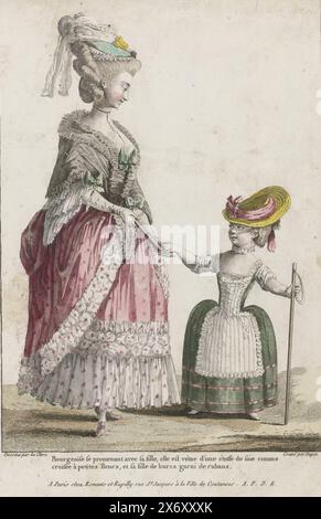 Gallerie des Modes et Costumes Francais 1780, H. 43: Bourgeoise se promenant (...). (Titolo sull'oggetto), donna cittadina, che cammina con sua figlia. Donna a destra, vestita con un mantello a spalla sopra una "veste à la Polonaise" con engageantes e falbalas. Ha un ventilatore pieghevole chiuso nella mano destra con i guanti. Scarpe appuntite con tacco e fibbia ai piedi. Accanto a lei una ragazza che indossa un cappello di paglia, un bastone da passeggio in mano. Con didascalia: Bourgeoise se promenant avec sa fille...., stampatore: Nicolas Dupin, (menzionato sull'oggetto), dopo il disegno di: Leclerc, (menzionato sull'oggetto), editore Foto Stock