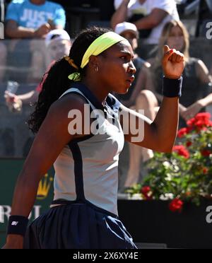 Roma, Italia. 16 maggio 2024. Coco Gauff celebra un punto durante la semifinale femminile tra IgA Swiatek della Polonia e Coco Gauff degli Stati Uniti al WTA Italian Open di Roma, 16 maggio 2024. Crediti: Alberto Lingria/Xinhua/Alamy Live News Foto Stock