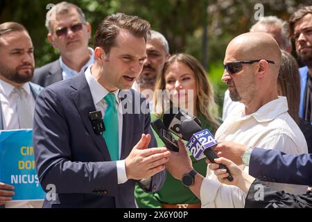 Bucarest, Romania. 16 maggio 2024: Sebastian Burduja, Ministro dell'energia e candidato del Partito Nazionale Liberale per il Sindaco di Bucarest, tiene una conferenza stampa di fronte al Municipio generale, sul finanziamento della campagna pre-campagna e della campagna dell'attuale sindaco Nicuşor Dan. Crediti: Lucian Alecu/Alamy Live News Foto Stock