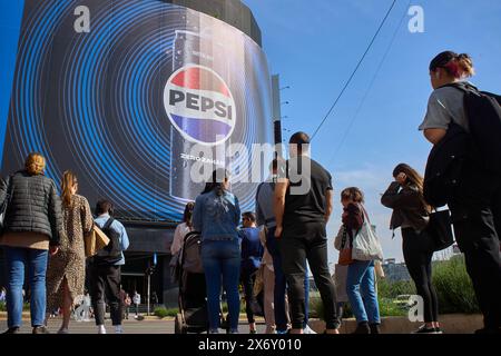 Bucarest, Romania. 16 maggio 2024: Un grande spot della Pepsi-Cola viene esposto all'Unirea Shopping Center, il luogo più affollato nel centro di Bucarest. Crediti: Lucian Alecu/Alamy Live News Foto Stock