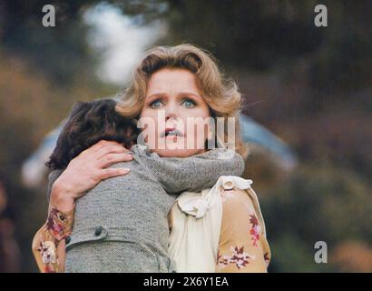 Lee Remick, Harvey Spencer Stephens, sul set del film, 'The Omen', 20th Century-Fox, 1976 Foto Stock