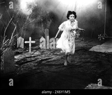 Mona McKinnon, sul set del film, "Plan 9 from Outer Space", Distributors Corporation of America, 1957 Foto Stock