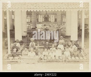 Orchestra gamelan, State Railways on Java (titolo della serie), Un'orchestra gamelan, probabilmente a Surabaya. Parte di un gruppo di 62 foto in una scatola con l'iscrizione 'Ferrovie dello Stato su Java' del 1888., Fotografia, Herman Salzwedel, (menzionato sull'oggetto), Surabaya, 1880 - 1888, supporto fotografico, stampa albume, altezza c. 215 mm x larghezza c. 275 mm, altezza c. 303 mm x larghezza c. 374 mm Foto Stock