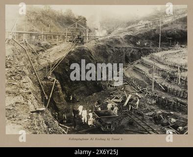 Estrazione a cielo aperto di Kollong A2 Coal Seam presso il Tunnel 8 (titolo sull'oggetto), estrazione del carbone in una miniera aperta (miniera a cielo aperto). Vista del giacimento di carbone esposto con i lavoratori vicino a un carrello ribaltabile. Parte dell'album fotografico a foglia libera presentato dallo staff delle miniere di carbone Boekit-Asam di Sumatra al direttore-ingegnere uscente H. Tromp il 7 gennaio 1922., Photograph, anonimo, Boekit-Asam, 1921 - 1922, supporto fotografico, stampa in argento gelatina, altezza, 278 mm x larghezza, 392 mm Foto Stock