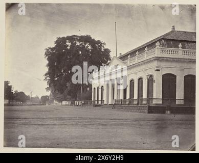 Batavia - Societeit (titolo sull'oggetto), Sociëteit de Harmonie in Batavia. Parte del secondo album fotografico verde con foto di Giava, di proprietà del farmacista Specht-Grijp, tornato nei Paesi Bassi da Batavia nel 1865., Photography, Woodbury & Page, Batavia, 1863 - 1866, supporto fotografico, stampa albume, altezza, 180 mm x larghezza, 240 mm Foto Stock