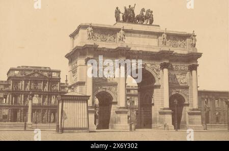 Arc de Triomphe du Carrousel a Parigi, fotografia armadio, anonimo, Parigi, c. 1870 - c. 1885, supporto fotografico, stampa albume, altezza, 96 mm x larghezza, 151 mm Foto Stock