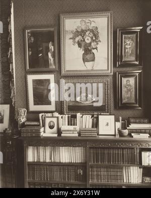 Interno di Stadhouderskade 56, la casa di Andries Bonger ad Amsterdam, con dipinti di Odilon Redon sul muro, fotografia, W.J.G. van Meurs, Amsterdam, 1904, carta baryta, stampa gelatina argento, altezza, 282 mm x larghezza, 225 mm Foto Stock