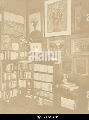 Interno di Stadhouderskade 56, la casa di Andries Bonger ad Amsterdam, con dipinti di Vincent van Gogh, Émile Bernard e Odilon Redon sul muro, fotografia, W.J.G. van Meurs, Amsterdam, 1904, carta baryta, stampa gelatina argento, altezza, 288 mm x larghezza, 227 mm Foto Stock