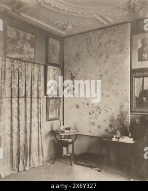 Interno di Stadhouderskade 56, la casa di Andries Bonger ad Amsterdam, con dipinti di Odilon Redon sul muro, fotografia, W.J.G. van Meurs, Amsterdam, 1904, carta baryta, stampa gelatina argento, altezza, 279 mm x larghezza, 226 mm Foto Stock