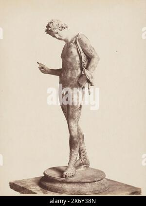 Scultura di Narciso nel Museo Archeologico Nazionale di Napoli, (Museo Napoli) (titolo della collana sull'oggetto), fotografia, Giorgio Sommer, (menzionato sull'oggetto), dopo scultura di: Anonimo, Napoli, 1857 - 1914, carta, stampa albume, altezza, 252 mm x larghezza, 188 mm, altezza, 325 mm x larghezza, 251 mm Foto Stock