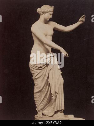 Scultura di Venere nel Museo Nazionale di Napoli, Museo di Napoli Venere (titolo sull'oggetto), fotografia, Giorgio Sommer, (menzionato sull'oggetto), dopo scultura di: Anonymous, Napoli, 1857 - 1914, carta, stampa all'albume, altezza, 257 mm x larghezza, 204 mm, altezza, 324 mm x larghezza, 245 mm Foto Stock