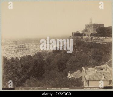 Vista della Torre de la Vela dell'Alhambra di Granada, dell'Alhambra, della Torre de la Vela y Granada (titolo sull'oggetto), fotografia, Rafael Garzón, (menzionato sull'oggetto), Granada, 1880 - 1900, carta, stampa albume, altezza, 213 mm x larghezza, 266 mm, altezza, 323 mm x larghezza, 486 mm Foto Stock