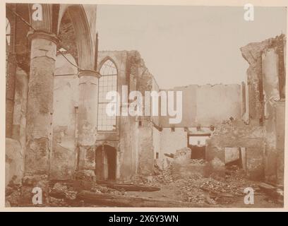 Interno della chiesa riformata bruciata di Haastrecht, fotografia, anoniem (Monumentenzorg), (attribuito a), Haastrecht, c. 1896 - c. 1900, supporto fotografico, altezza, 167 mm x larghezza, 228 mm Foto Stock