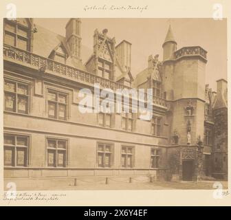 Cortile e ingresso del Musée de Cluny (Musée National du Moyen Âge) di Parigi, MUSÉE de CLUNY (titolo sull'oggetto), fotografia, X phot., (menzionato sull'oggetto), Parigi, c. 1875 - c. 1900, cartone, stampa albume, altezza, 209 mm x larghezza, 273 mm Foto Stock