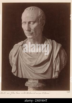 Busto di Giulio Cesare, busto di Giulio Cesare nei Musei Vaticani di Roma. (Titolo sull'oggetto), fotografia, anonimo, Europa, c. 1875 - c. 1900, cartone, stampa albume, altezza, 246 mm x larghezza, 191 mm Foto Stock