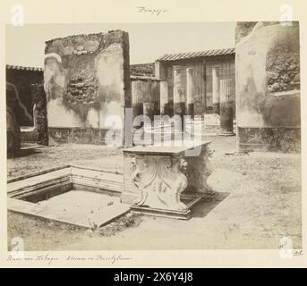 Interno della Casa di Meleagro a Pompei, fotografia, anonima, Pompei, c. 1875 - c. 1900, cartone, stampa albume, altezza, 198 mm x larghezza, 252 mm Foto Stock