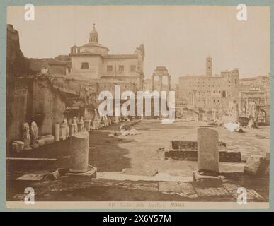 Casa delle Vestali al foro Romano di Roma, Italia, Casa delle Vestali (titolo sull'oggetto), Roma (titolo della collana sull'oggetto), fotografia, anonimo, Roma, 1851 - 1900, cartone, stampa albume, altezza, 316 mm x larghezza, 422 mm Foto Stock