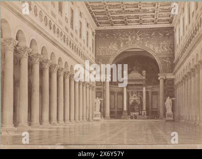 Interno di San Paolo fuori le Mura a Roma, Italia, interno della basilica di S. Paolo sulla via Ostiense restaurata dal Poletti (titolo sull'oggetto), Roma (titolo della serie sull'oggetto), fotografia, anonimo, Roma, 1851 - 1900, cartone, stampa albume, altezza, 316 mm x larghezza, 422 mm Foto Stock