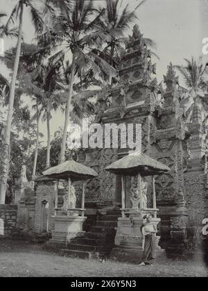 Un cancello interno in un porporo tra Badung e Toba, 2. Bali meridionale (titolo sull'oggetto), Un cancello interno decorato in pura tra Badung e Toba, su entrambi i lati del cancello c'è una guardia di pietra., fotografia, Johanna Hermina Marmelstein, (possibilmente), Giacarta, (possibile), 1900 - 1915, carta, stampa albume, altezza, 112 mm x larghezza, 85 mm Foto Stock