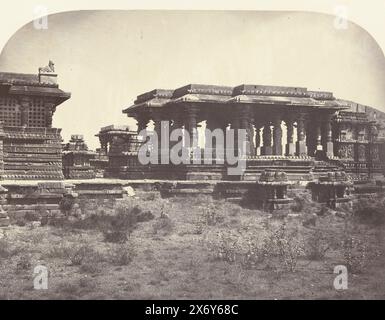 Vista del tempio Hoysaleswara a Halebidu, India, tempio di Halebid. (Fronte est) (titolo sull'oggetto), viste in Mysore (titolo della serie sull'oggetto), fotografia, Henry Dixon, (menzionato sull'oggetto), Mysore, 1865, carta, stampa albume, altezza, 265 mm x larghezza, 358 mm, altezza, 418 mm x larghezza, 538 mm Foto Stock