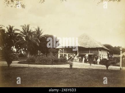 Paul Sandel di fronte alla sua casa a Tandjong Poera, Langkat Sumatra, Fotografia, Heinrich Ernst & Co, Bindjai Langkat, c. 1900, supporto fotografico, stampa albume, altezza, 228 mm x larghezza, 321 mm Foto Stock