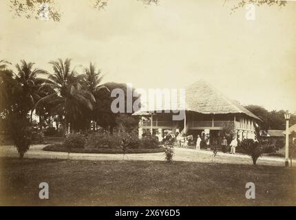 Paul Sandel di fronte alla sua casa a Tandjong Poera, Langkat Sumatra, Fotografia, Heinrich Ernst & Co, Bindjai Langkat, c. 1900, supporto fotografico, stampa albume, altezza, 228 mm x larghezza, 321 mm Foto Stock