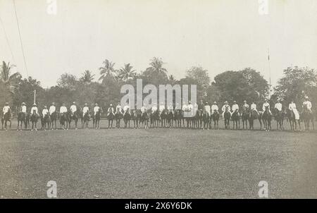 Gioco equestre con grande palla, Medan Sumatra, fotografia, Heinrich Ernst & Co, (laboratorio di), Bindjai Langkat, c. 1900 - c. 1905, supporto fotografico, altezza, 144 mm x larghezza, 238 mm Foto Stock