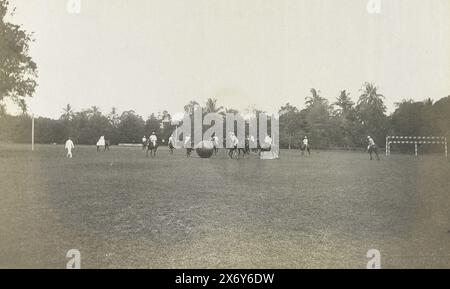 Gioco equestre con grande palla, Medan Sumatra, Fotografia, Heinrich Ernst & Co, Bindjai Langkat, c. 1900 - c. 1905, supporto fotografico, altezza, 146 mm x larghezza, 238 mm Foto Stock