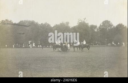 Gioco equestre con grande palla, Medan Sumatra, Fotografia, Heinrich Ernst & Co, Bindjai Langkat, c. 1900 - c. 1905, supporto fotografico, altezza, 145 mm x larghezza, 236 mm Foto Stock