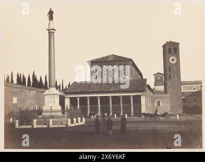 Veduta della Basilica di San Lorenzo fuori le Mura a Roma, Italia, S. Lorenzo fuori muri (titolo sull'oggetto), Roma (titolo della serie sull'oggetto), fotografia, Gioacchino Altobelli, (menzionato sull'oggetto), dopo scultura di: Anonymous, Roma, 1865 - 1878, cartone, stampa albume, altezza, 268 mm x larghezza, 373 mm, altezza, 412 mm x larghezza, 502 mm Foto Stock