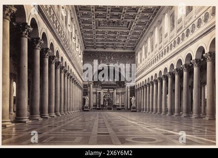 Interno di San Paolo fuori le Mura a Roma, Italia, S. Paolo fuori le mure (titolo sull'oggetto), Roma (titolo della serie sull'oggetto), Fotografia, Gioacchino Altobelli, (attribuito a), Roma, 1865 - 1878, cartone, stampa albume, altezza, 265 mm x larghezza, 408 mm, altezza, 405 mm x larghezza, 501 mm Foto Stock